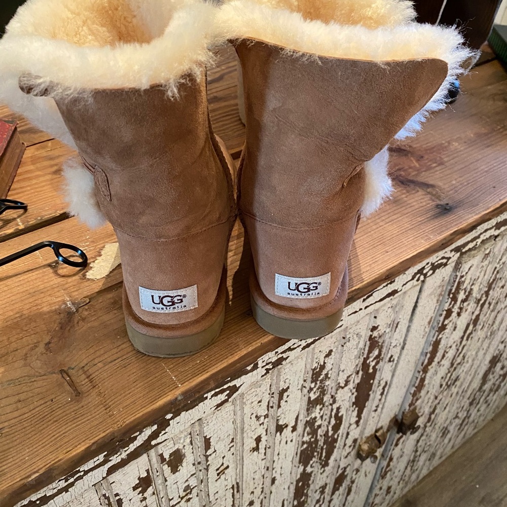 Uggs Bailey size 8